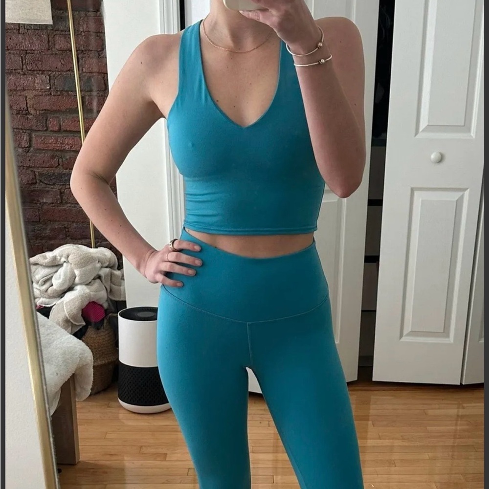 Alo Yoga Matching Set Leggings + Crop Top
Teal Blue Size M